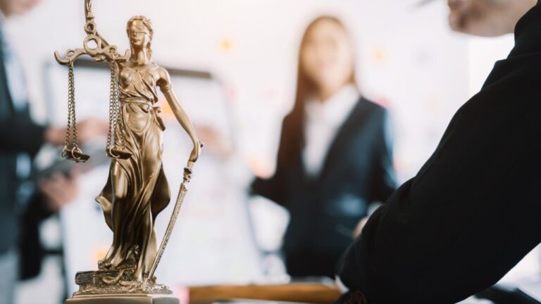 Meu filho está na faculdade: posso parar de pagar pensão? - Laylla Maia Advocacia