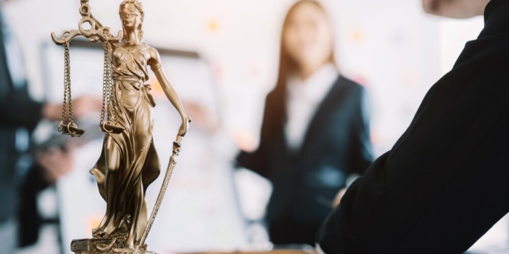 Meu filho está na faculdade: posso parar de pagar pensão? - Laylla Maia Advocacia