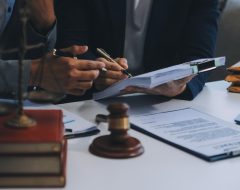 O que o juiz analisa na hora de encerrar a pensão? - Laylla Maia Advocacia