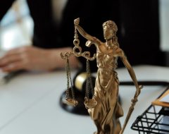 Posso deixar de pagar pensão se meu filho trabalha? - Laylla Maia Advocacia