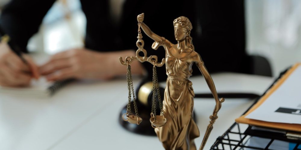Posso deixar de pagar pensão se meu filho trabalha? - Laylla Maia Advocacia